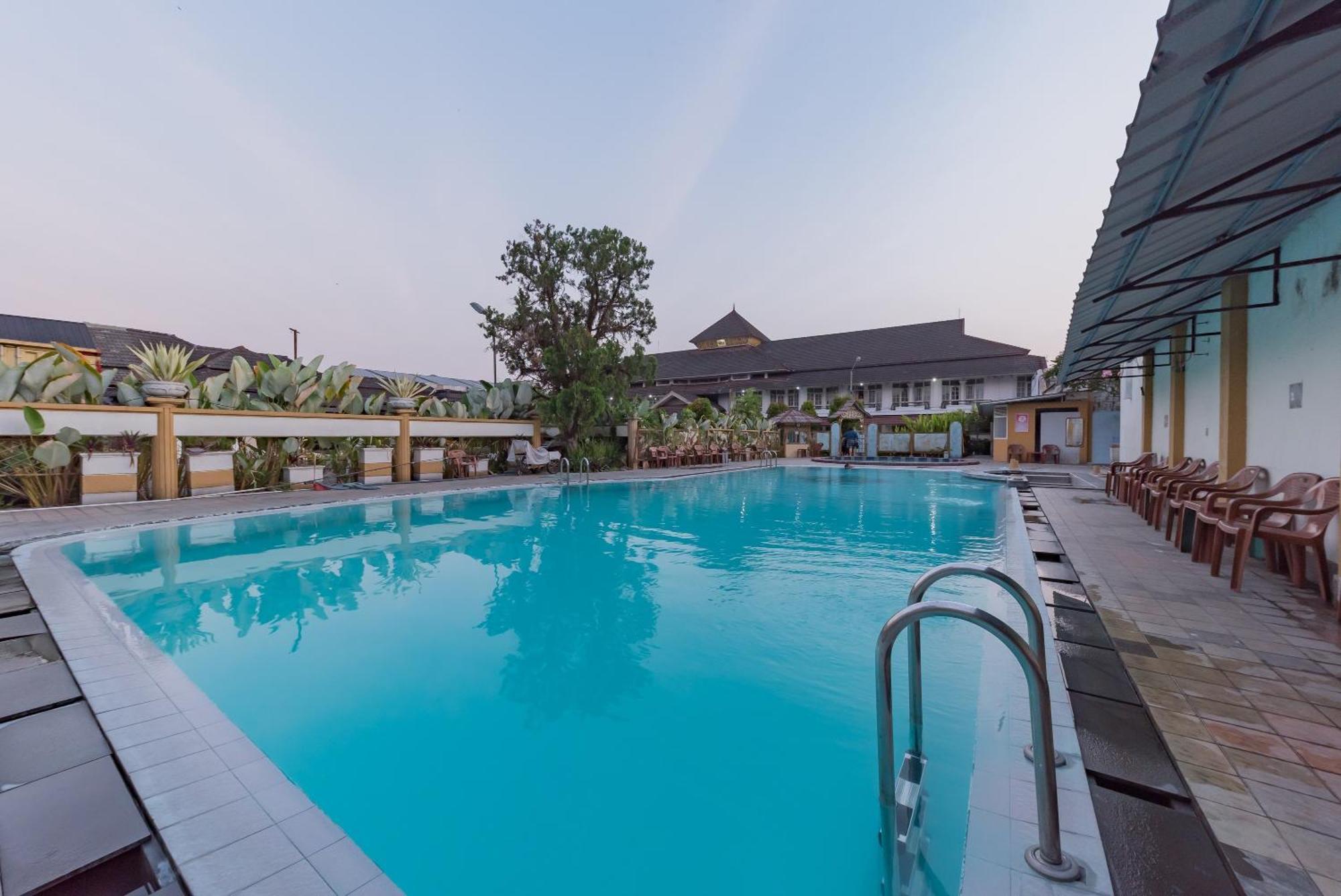 Urbanview Hotel Crown Tasikmalaya By Reddoorz Kültér fotó