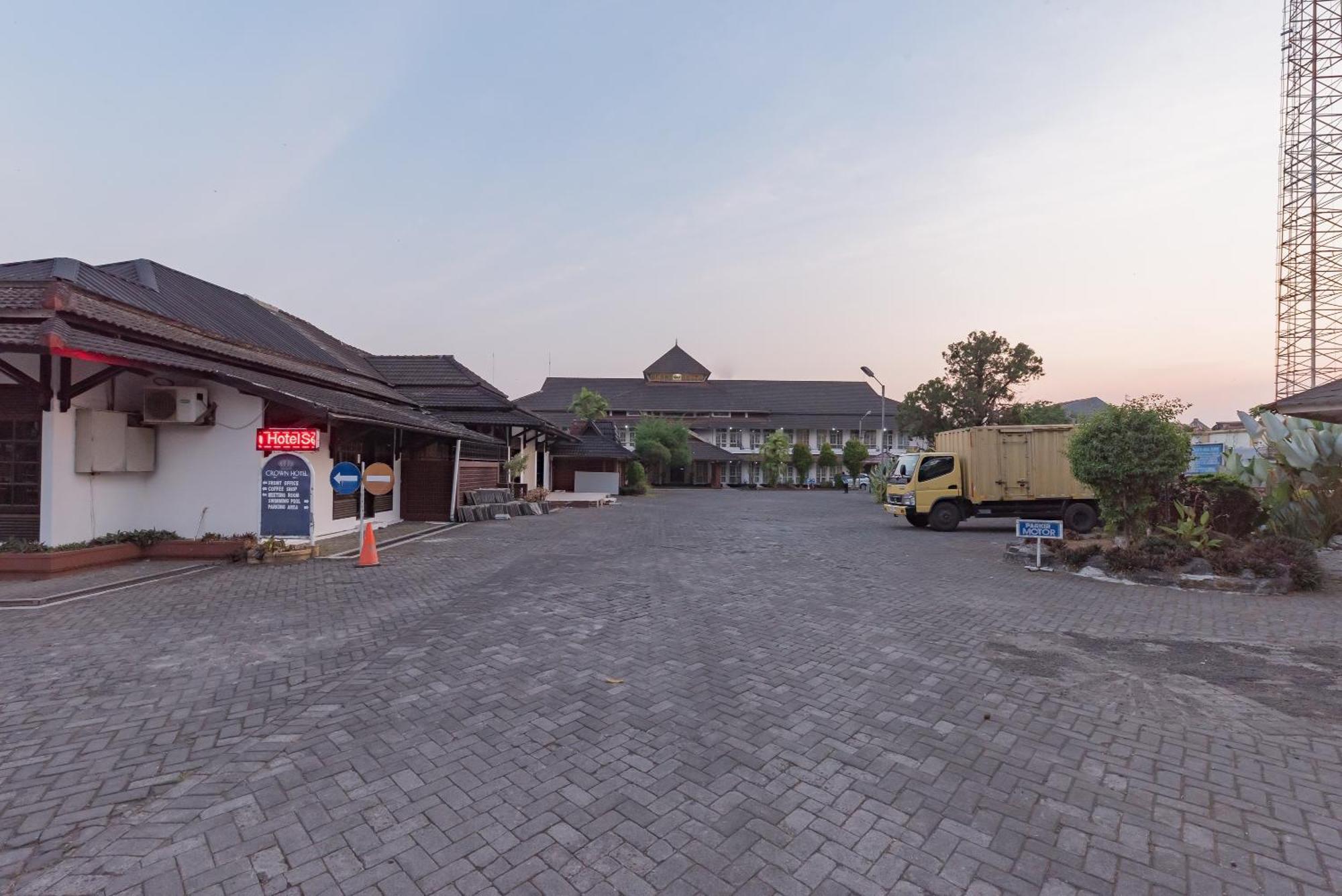 Urbanview Hotel Crown Tasikmalaya By Reddoorz Kültér fotó