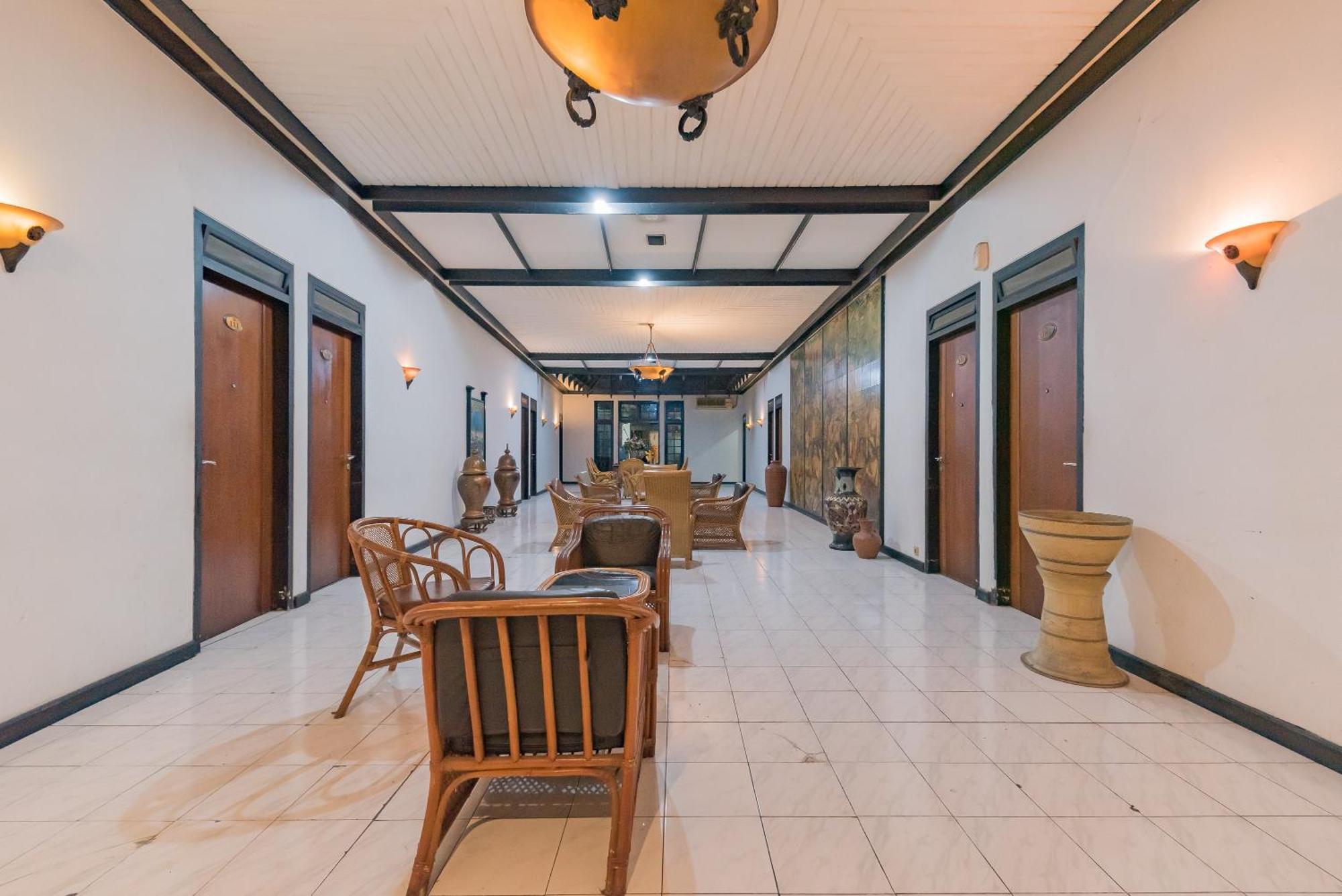 Urbanview Hotel Crown Tasikmalaya By Reddoorz Kültér fotó