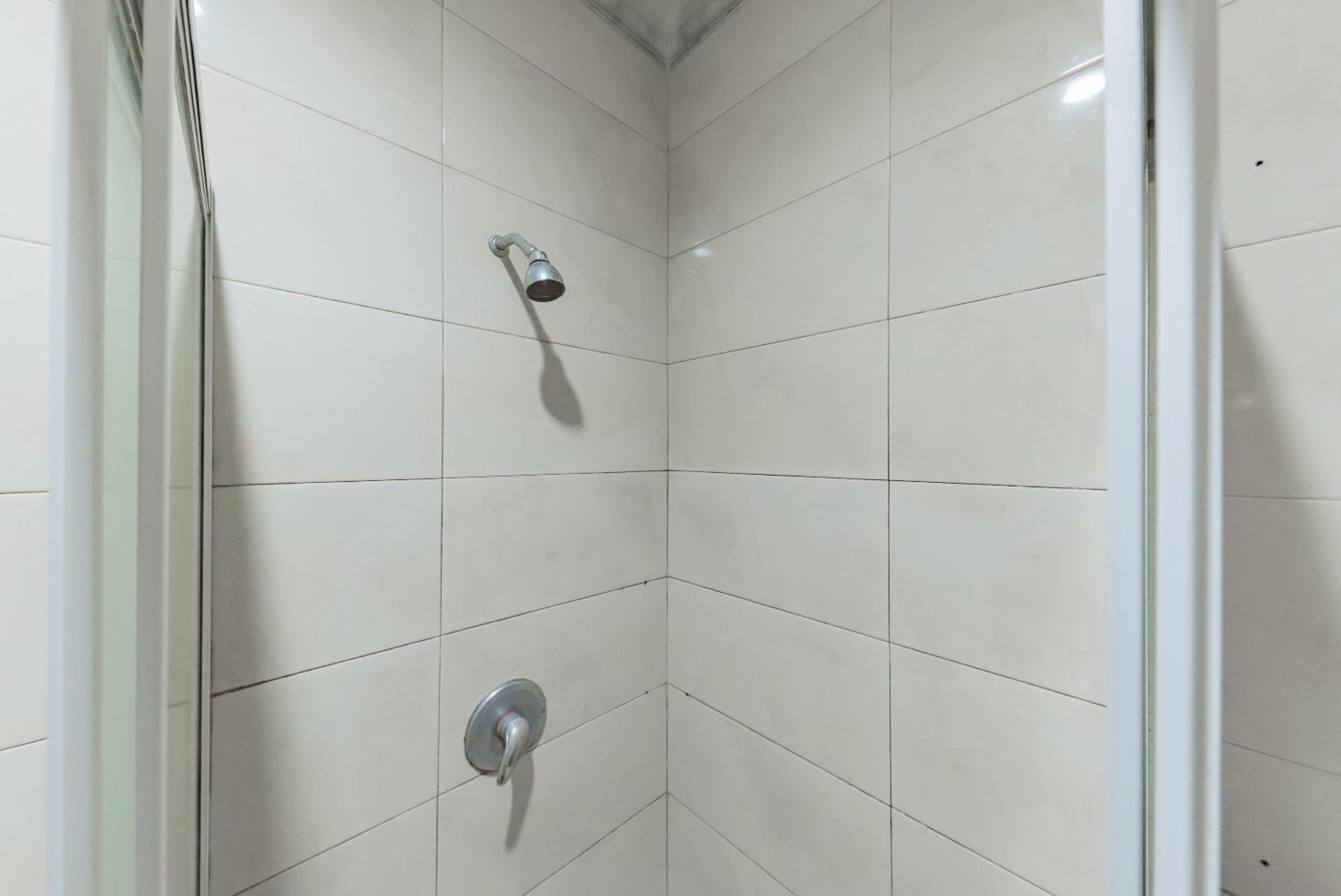 Urbanview Hotel Crown Tasikmalaya By Reddoorz Kültér fotó