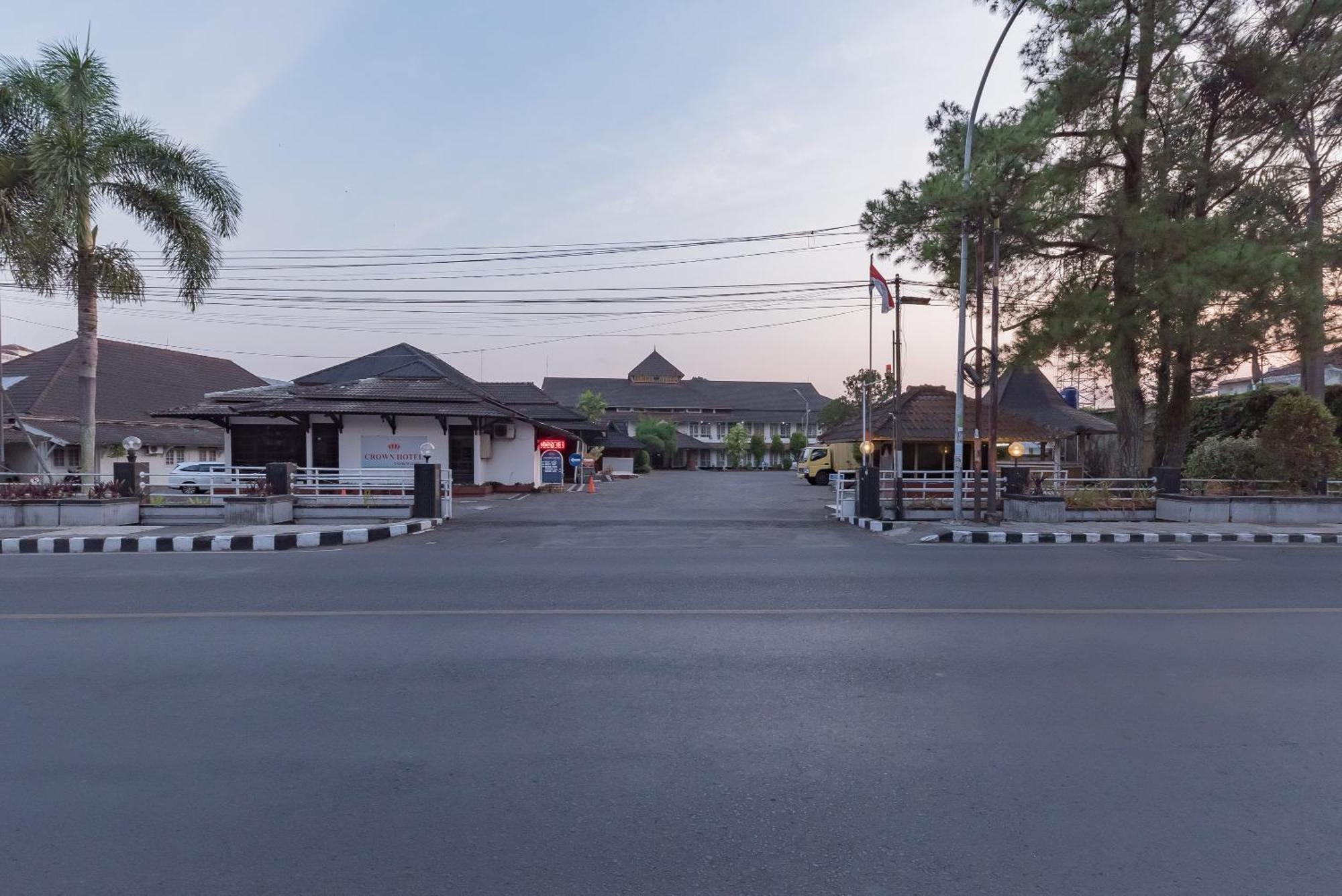 Urbanview Hotel Crown Tasikmalaya By Reddoorz Kültér fotó