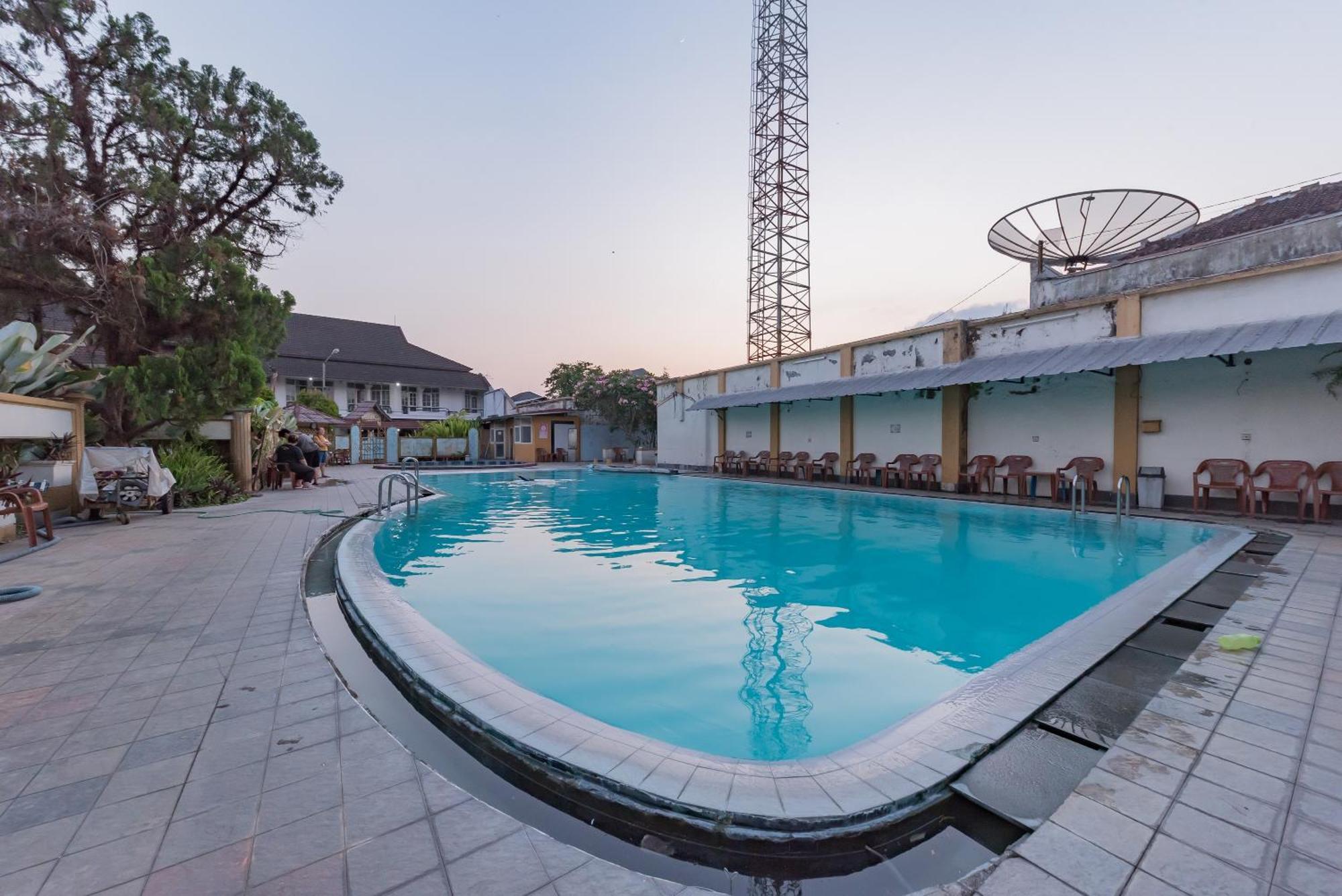 Urbanview Hotel Crown Tasikmalaya By Reddoorz Kültér fotó