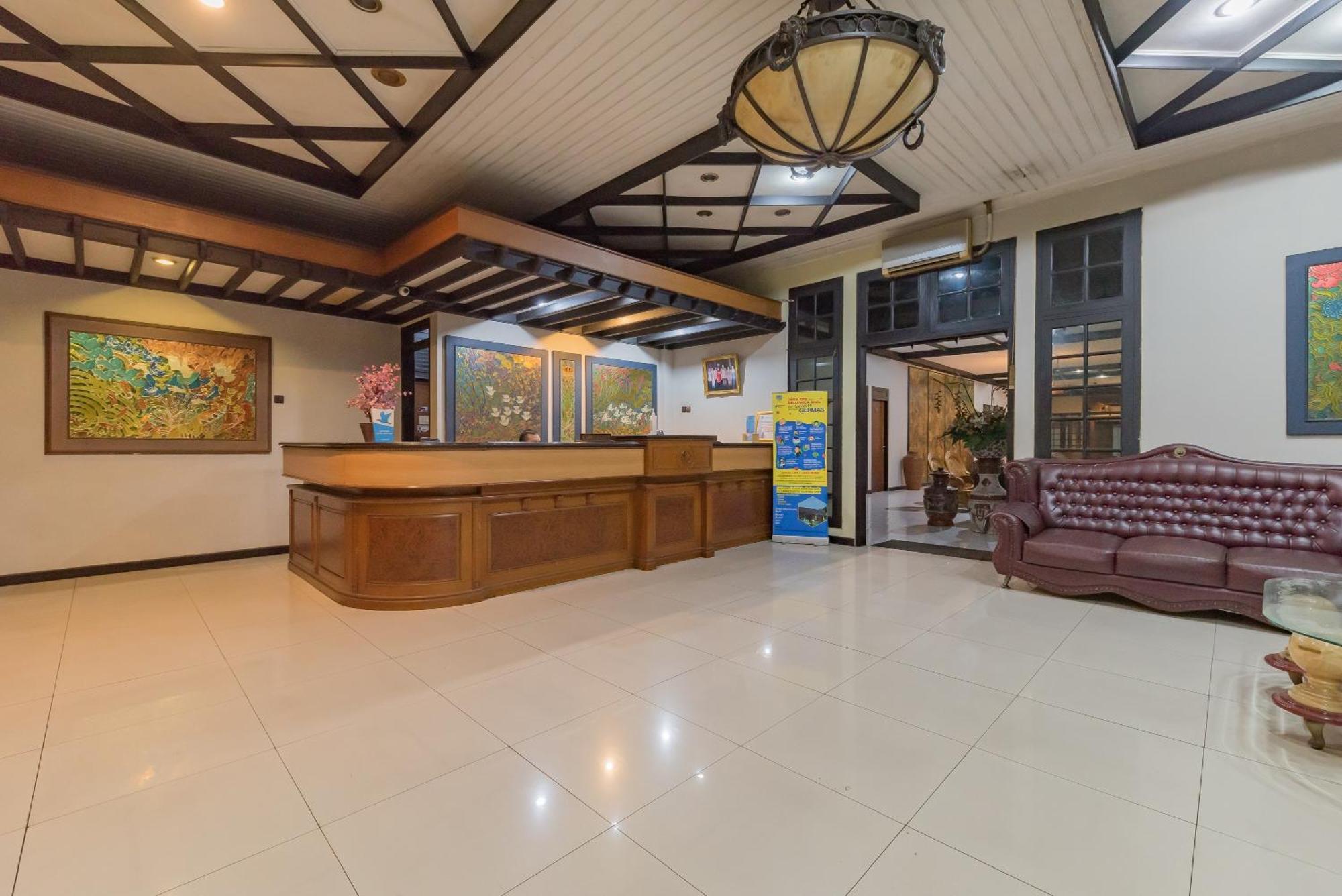 Urbanview Hotel Crown Tasikmalaya By Reddoorz Kültér fotó