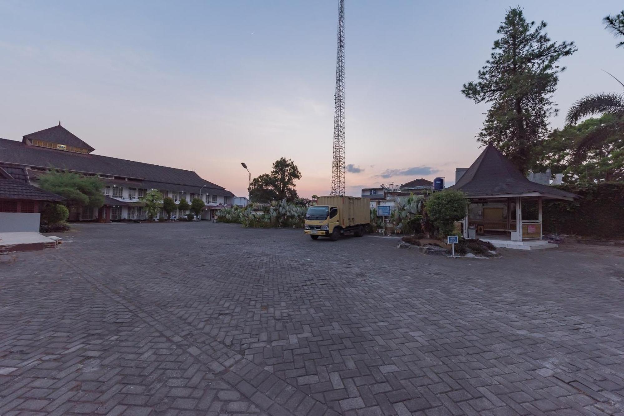 Urbanview Hotel Crown Tasikmalaya By Reddoorz Kültér fotó