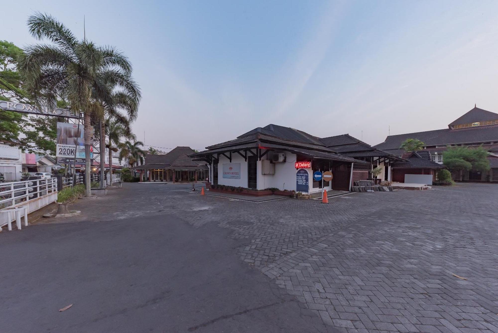 Urbanview Hotel Crown Tasikmalaya By Reddoorz Kültér fotó