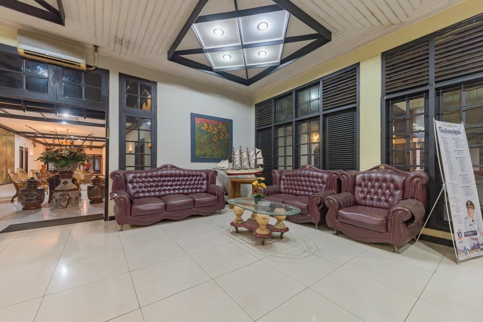 Urbanview Hotel Crown Tasikmalaya By Reddoorz Kültér fotó