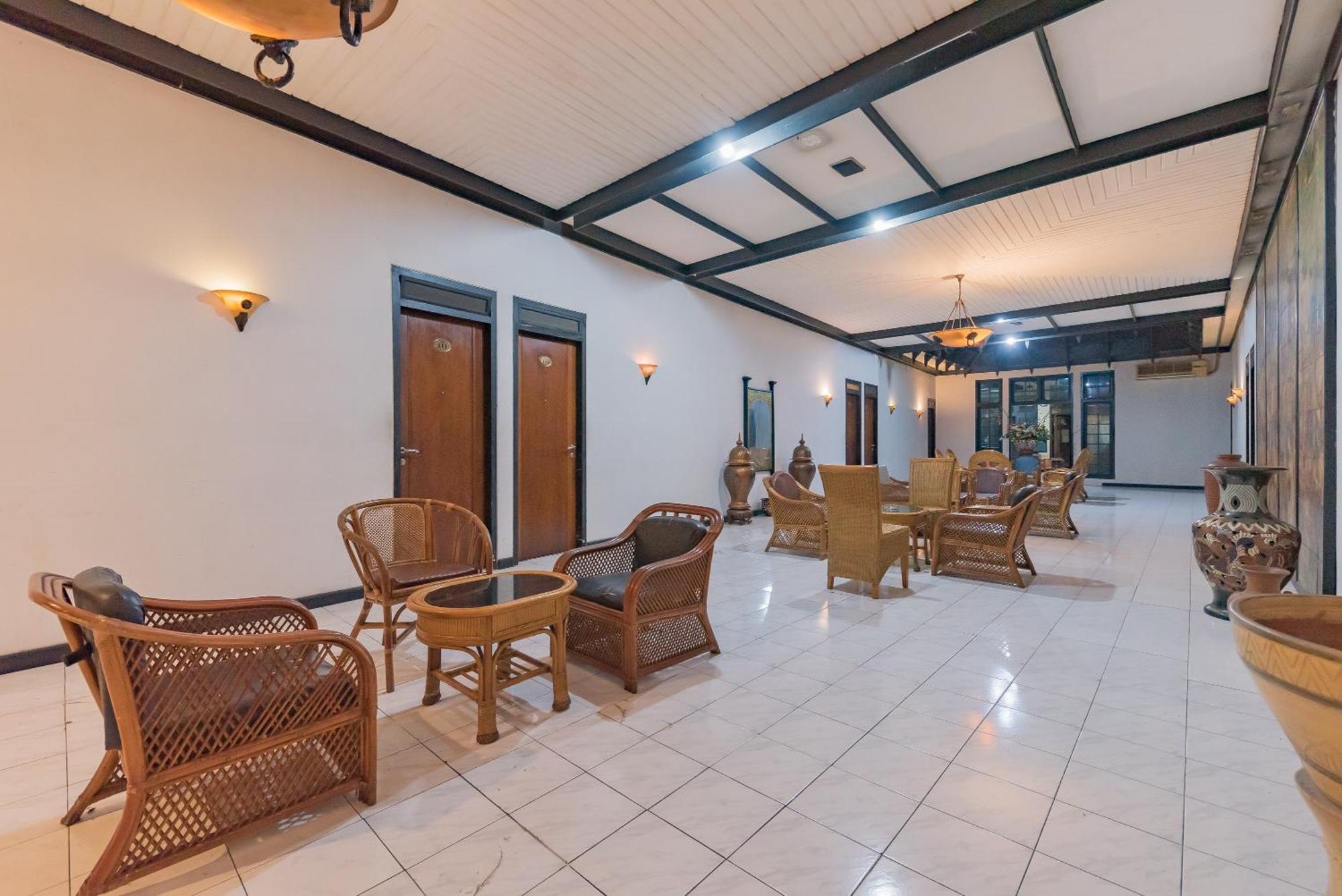 Urbanview Hotel Crown Tasikmalaya By Reddoorz Kültér fotó