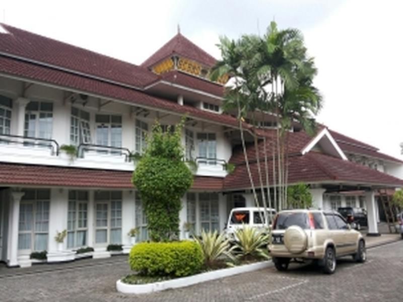 Urbanview Hotel Crown Tasikmalaya By Reddoorz Kültér fotó